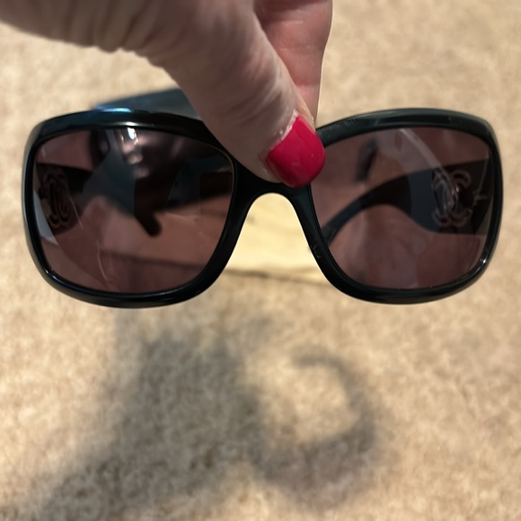 Vintage CHANEL sunnies - Picture 9 of 9